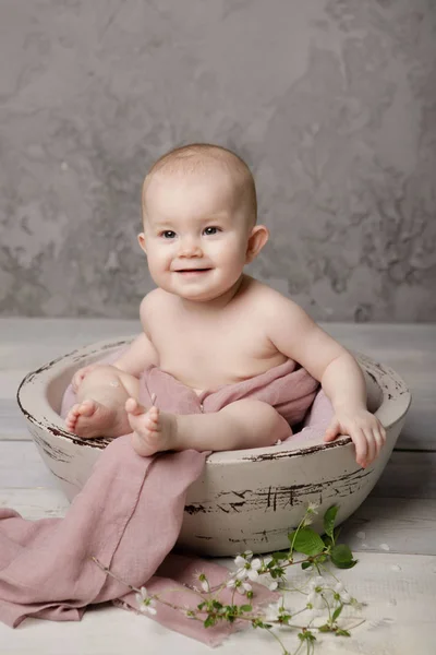 Linda Pequeña Princesa Recién Nacida Una Canasta Sonriendo Alegremente Mirando — Foto de Stock