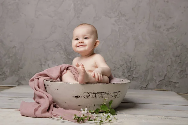 Linda Pequeña Princesa Recién Nacida Una Canasta Sonriendo Alegremente Mirando —  Fotos de Stock