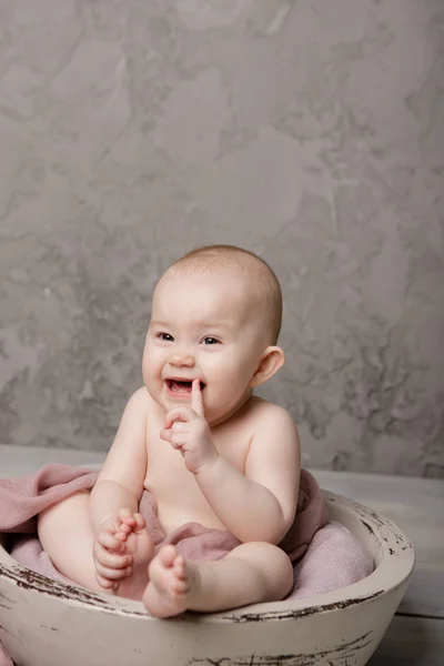 Linda Pequeña Princesa Recién Nacida Una Canasta Sonriendo Alegremente Mirando —  Fotos de Stock