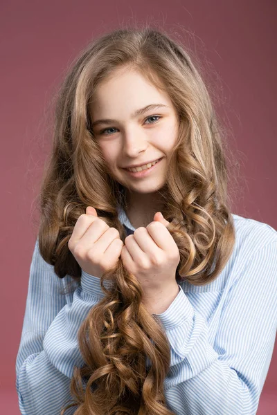美丽的年轻商务女孩长头发 — 图库照片