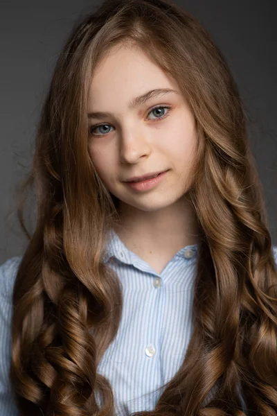 Bella Ragazza Con Capelli Volanti — Foto Stock