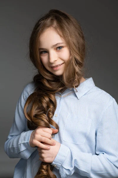 美丽的年轻商务女孩长头发 — 图库照片