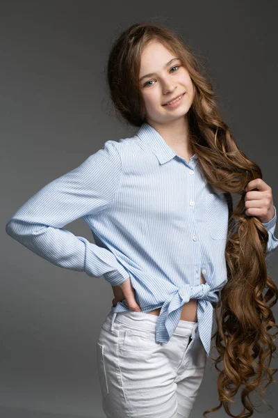 Gyönyörű Fiatal Üzleti Lány Hosszú Hajú — Stock Fotó