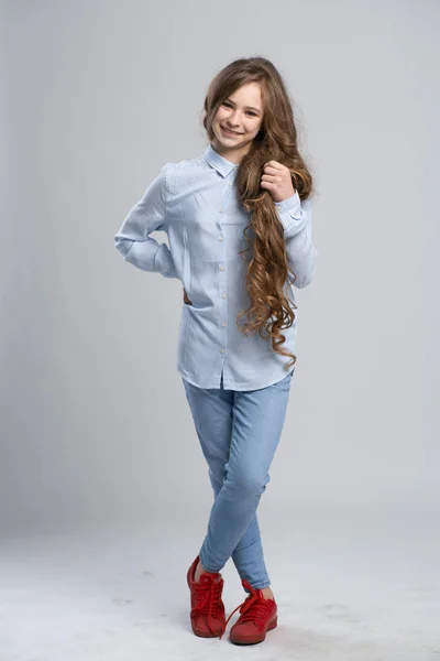 Gyönyörű Fiatal Üzleti Lány Hosszú Hajú — Stock Fotó