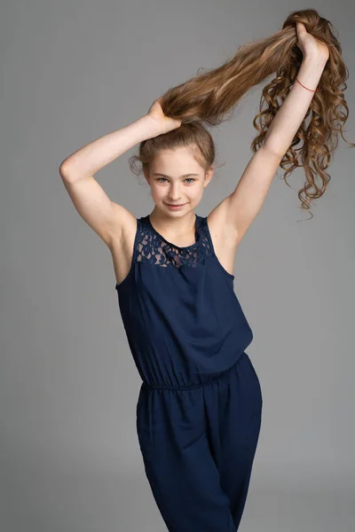 Menina Negócios Jovem Bonita Com Cabelo Longo — Fotografia de Stock