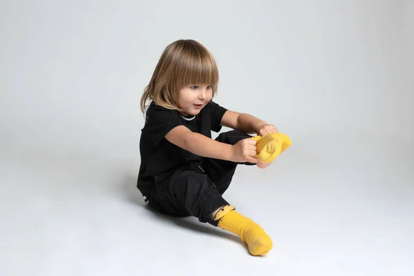 Lindo Niño Pequeño Sentado Aprendiendo Ponerse Los Calcetines Por Mismo — Foto de Stock