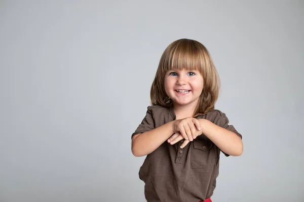 Эмоциональный Портрет Ребенка Студии Длинные Волосы Играет Пальцами Кажется Моет — стоковое фото