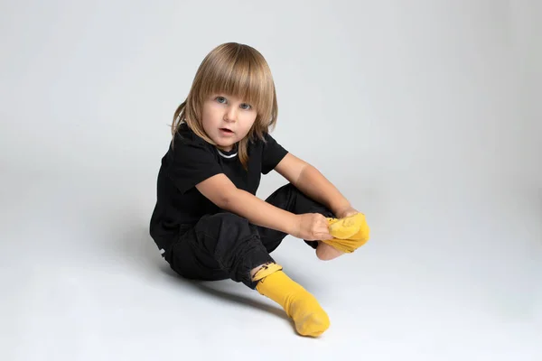 Lindo Niño Pequeño Sentado Aprendiendo Ponerse Los Calcetines Por Mismo —  Fotos de Stock