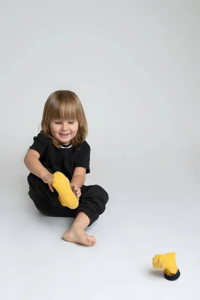 Lindo Niño Pequeño Sentado Aprendiendo Ponerse Los Calcetines Por Mismo —  Fotos de Stock