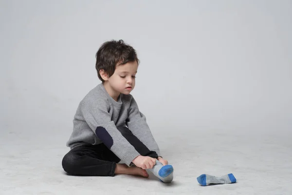 Retrato Niño Lindo Sentado Aprendiendo Ponerse Los Calcetines Mismo Niño — Foto de Stock