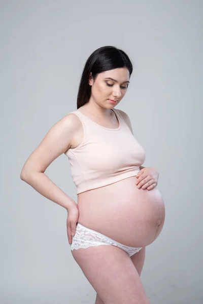 Έγκυος Καυκάσιος Εσώρουχα Studio Εγκυμοσύνη Φωτογραφία Λευκό Φόντο Μεγάλη Στρογγυλή — Φωτογραφία Αρχείου