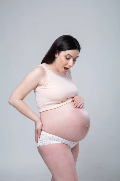 Gravid Ung Brunett Kvinna Underkläder Känslomässig Studio Foto Gravid Vit — Stockfoto