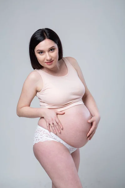 Έγκυος Νεαρή Μελαχρινή Γυναίκα Εσώρουχα Συναισθηματική Φωτογραφία Στούντιο Έγκυος Λευκό — Φωτογραφία Αρχείου