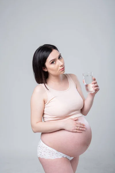 Mujer Morena Joven Embarazada Ropa Interior Con Vaso Agua Mano —  Fotos de Stock