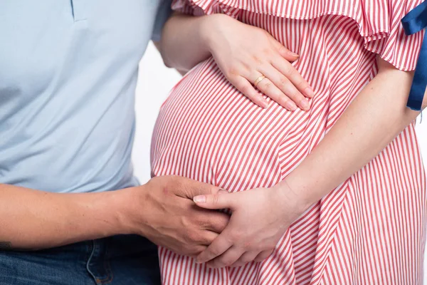 Karnında Hamile Bir Anne Babanın Elleri Var Bebeği Bekleyen Bir — Stok fotoğraf