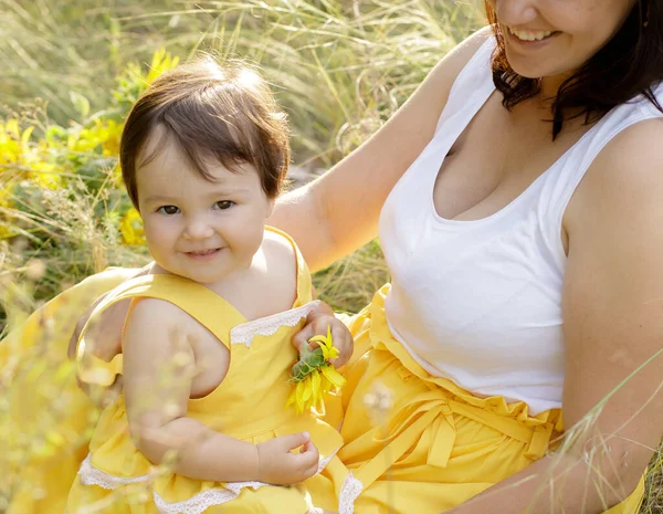 Criança Pequena Anos Idade Com Mãe Bebé Sorridente Contacto Visual — Fotografia de Stock