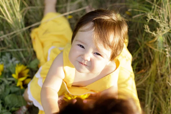 Bebê Pequeno Anos Idade Com Mãe Vista Superior Contacto Visual — Fotografia de Stock