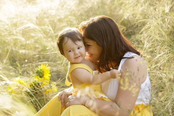 Criança Pequena Anos Idade Com Mãe Bebé Sorridente Caucasiano Sentados — Fotografia de Stock