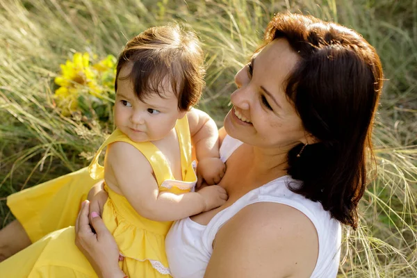 Criança Pequena Anos Idade Com Mãe Bebé Sorridente Caucasiano Sentados — Fotografia de Stock