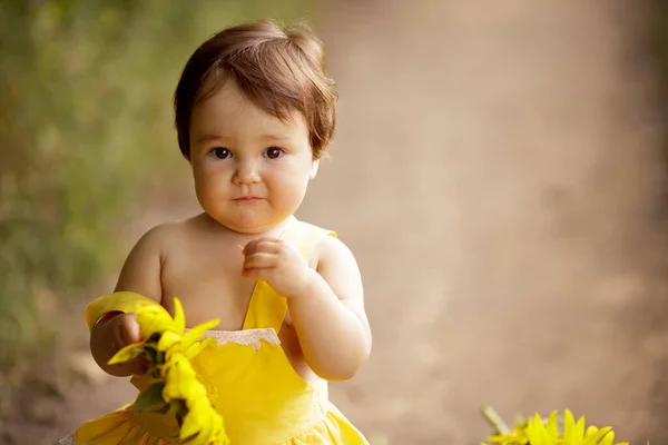 Nettes Glückliches Baby Hält Eine Sonnenblumenblume Der Hand Blickkontakt Porträt — Stockfoto