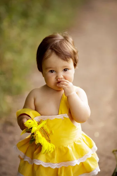 Lindo Bebé Feliz Sostiene Una Flor Girasol Contacto Visual Retrato — Foto de Stock