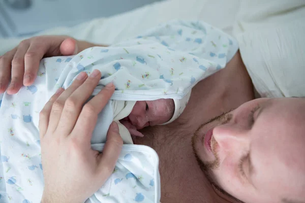 Новорожденный Первый День Отцом Кожа Коже Лежит Больнице После Кесарева — стоковое фото