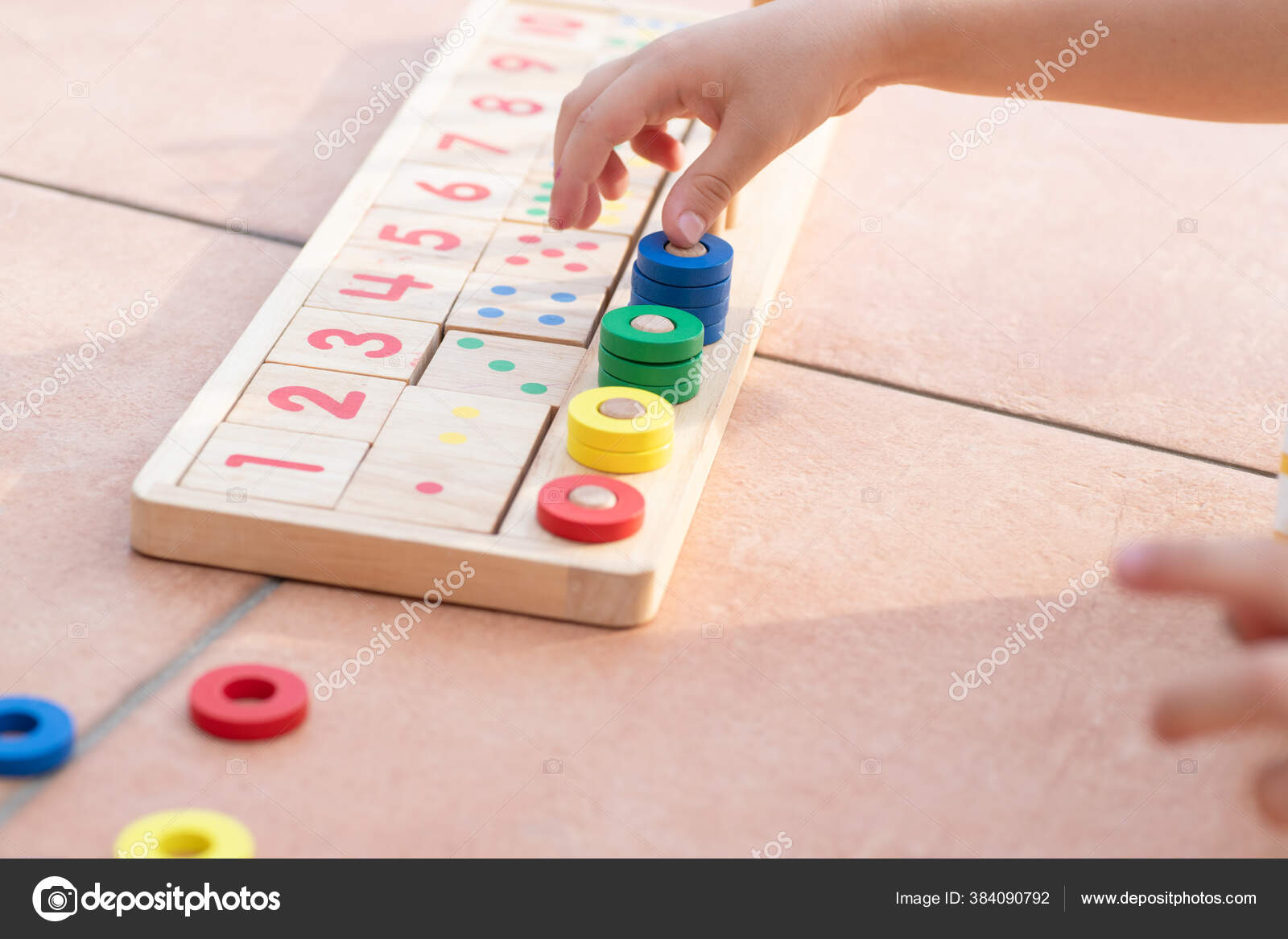 儿童数学游戏孩子们的手玩五颜六色的戒指天然材料数字组成家庭教育概念早期发展天亮了外面 图库照片 C Larysa04dubynska