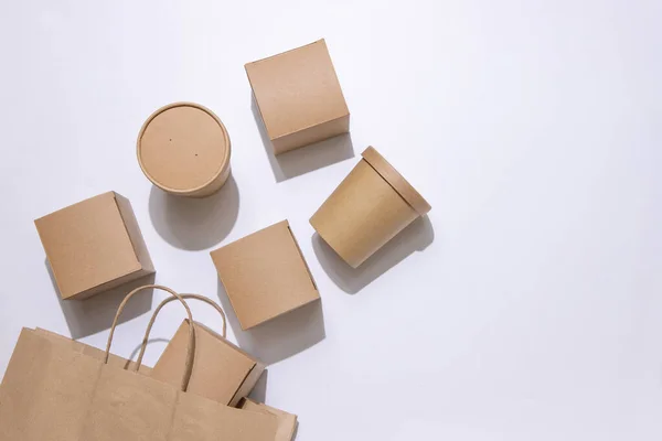 Kartonnen Containers Een Tas Voor Eten Drinken Voorwerpen Witte Achtergrond — Stockfoto