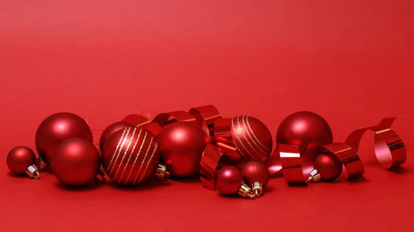 Conceito Férias Inverno Bolas Natal Vermelhas Fundo Vermelho Cartão Festivo — Fotografia de Stock