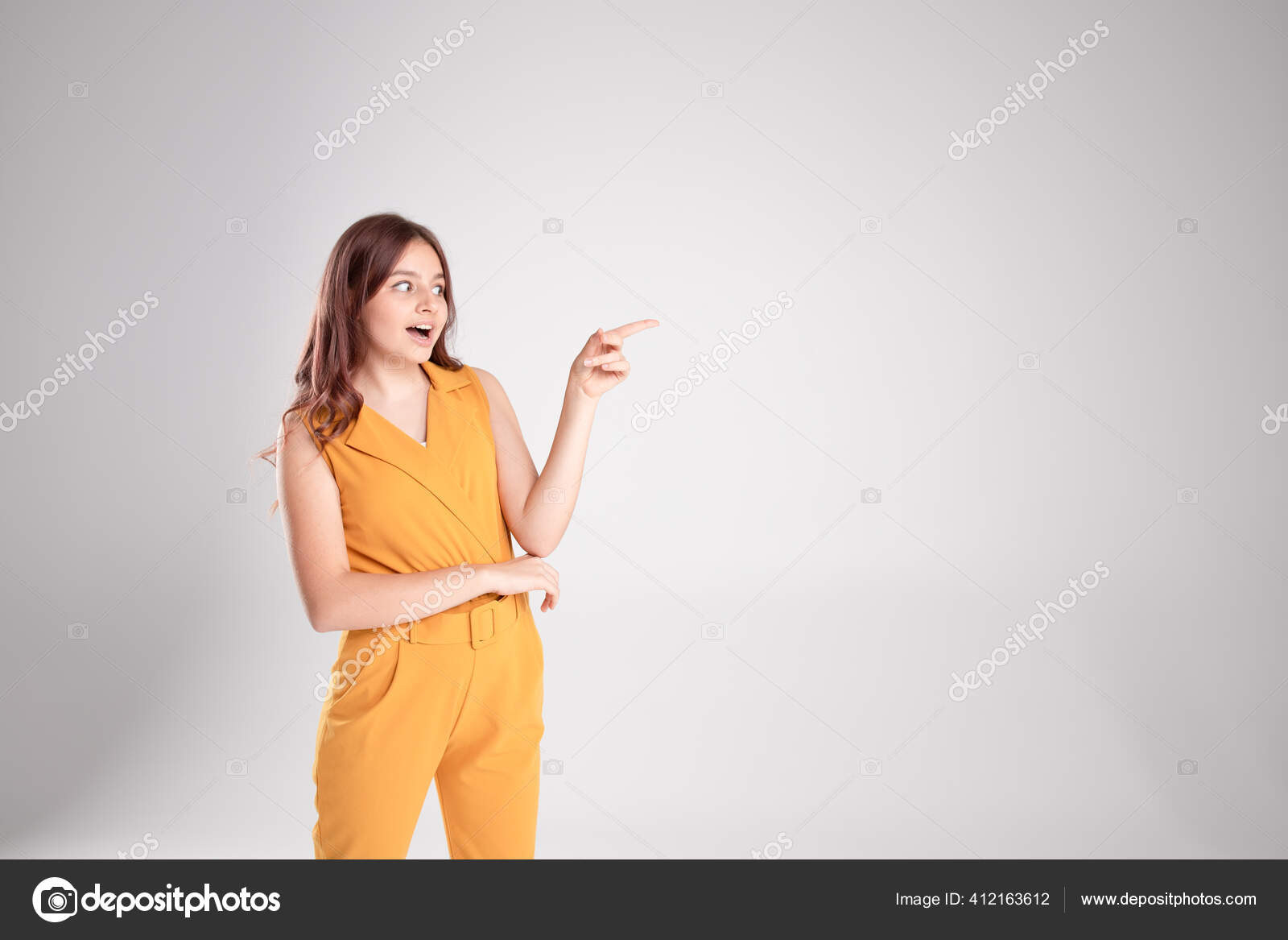 一个可爱的少女的画像她用手指指示方向情绪化惊讶的脸穿着黄色衣服演播室光灰色背景白种人复制空间 图库照片 C Larysa04dubynska 一个可爱的少女的画像她用手指指示方向情绪化惊讶的脸穿着黄色衣服演播室光灰色背景白种人复制空间 图库照片 C Larysa04dubynska