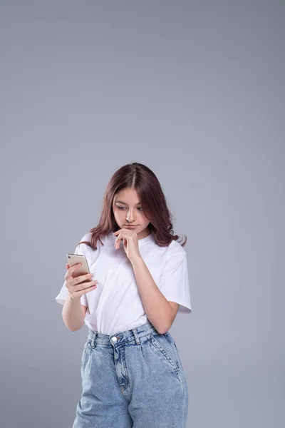 Generációs Életstílus Aranyos Tinédzser Lány Mobiltelefonnal Érzelmes Meglepett Arc Csevegés — Stock Fotó