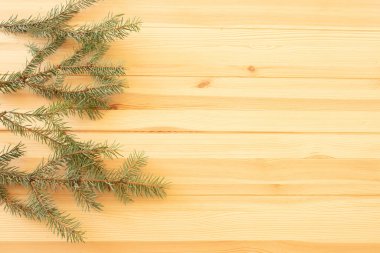 Işık panolarındaki bir ağacın doğal yeşil dalları. Basit bir Noel aralığı. Üst Manzara. Yatay. 