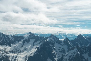 Mont Blanc Alpler en yüksek Dağı ve Avrupa'nın en yüksek binasıdır. Güneşli günde güzellikler Avrupa Alplerinin ortasından geçiyordu. Haute-Savoie, Fransa