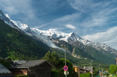 Mont Blanc Alpler en yüksek Dağı ve Avrupa'nın en yüksek binasıdır. Güneşli günde güzellikler Avrupa Alplerinin ortasından geçiyordu. Haute-Savoie, Fransa