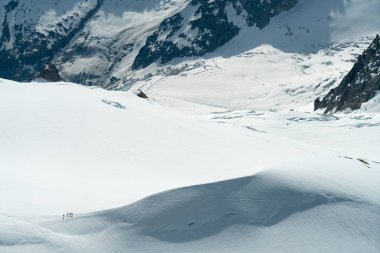 Mont Blanc Alpler en yüksek Dağı ve Avrupa'nın en yüksek binasıdır. Güneşli günde güzellikler Avrupa Alplerinin ortasından geçiyordu. Haute-Savoie, Fransa