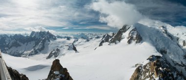 Mont Blanc Alpler en yüksek Dağı ve Avrupa'nın en yüksek binasıdır. Güneşli günde güzellikler Avrupa Alplerinin ortasından geçiyordu. Haute-Savoie, Fransa