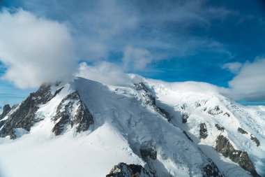 Mont Blanc Alpler en yüksek Dağı ve Avrupa'nın en yüksek binasıdır. Güneşli günde güzellikler Avrupa Alplerinin ortasından geçiyordu. Haute-Savoie, Fransa
