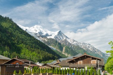 Mont Blanc Alpler en yüksek Dağı ve Avrupa'nın en yüksek binasıdır. Güneşli günde güzellikler Avrupa Alplerinin ortasından geçiyordu. Haute-Savoie, Fransa