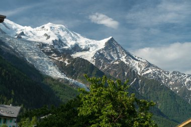 Mont Blanc Alpler en yüksek Dağı ve Avrupa'nın en yüksek binasıdır. Güneşli günde güzellikler Avrupa Alplerinin ortasından geçiyordu. Haute-Savoie, Fransa