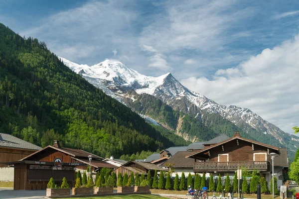 Mont Blanc Alpler en yüksek Dağı ve Avrupa'nın en yüksek binasıdır. Güneşli günde güzellikler Avrupa Alplerinin ortasından geçiyordu. Haute-Savoie, Fransa