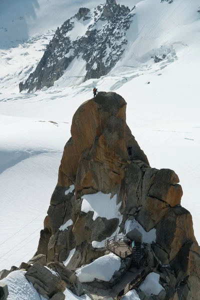 法国上萨沃伊Midi Mont Blanc山Aiguille上空的攀岩者 — 图库照片