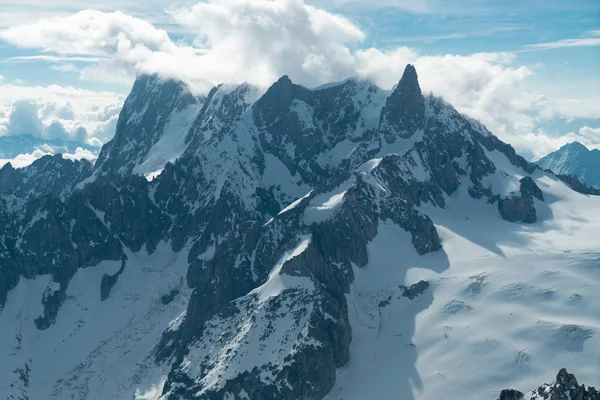 モンブランはアルプスで一番高い山とヨーロッパで最も高いです 晴れた日のヨーロッパ アルプスの美しいパノラマ フランス オート サヴォワ県 — ストック写真