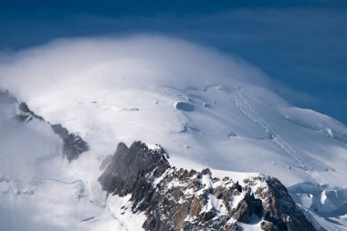 Mont Blanc Alpler en yüksek Dağı ve Avrupa'nın en yüksek binasıdır. Aiguille Verte ve karlı ridge dağcılar ile Panoraması. Güzel Avrupa Alpleri Panoraması güneşli gün.