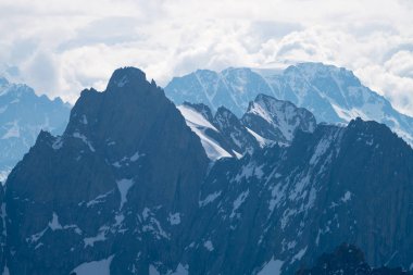 Mont Blanc Alpler en yüksek Dağı ve Avrupa'nın en yüksek binasıdır. Güneşli günde güzellikler Avrupa Alplerinin ortasından geçiyordu. Haute-Savoie, Fransa