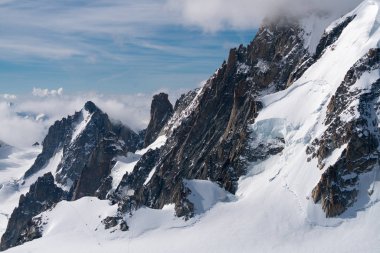 Mont Blanc Alpler en yüksek Dağı ve Avrupa'nın en yüksek binasıdır. Aiguille Verte ve karlı ridge dağcılar ile Panoraması. Güzel Avrupa Alpleri Panoraması güneşli gün.