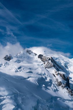 Mont Blanc Alpler en yüksek Dağı ve Avrupa'nın en yüksek binasıdır. Aiguille Verte ve karlı ridge dağcılar ile Panoraması. Güzel Avrupa Alpleri Panoraması güneşli gün.