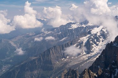Muhteşem görünümü dört bin metre doruklarına Greendeltwald Valley, İsviçre Bernese Alpleri'nde ve dağ Jungfrau