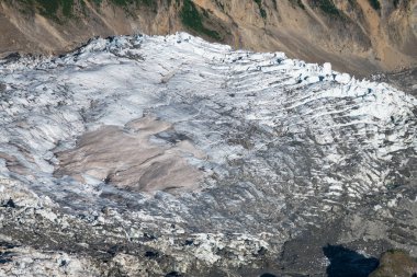 Mont Blanc Alpler en yüksek Dağı ve Avrupa'nın en yüksek binasıdır. Aiguille Verte ve karlı ridge dağcılar ile Panoraması. Güzel Avrupa Alpleri Panoraması güneşli gün.