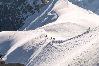 Mont Blanc Alpler en yüksek Dağı ve Avrupa'nın en yüksek binasıdır. Aiguille Verte ve karlı ridge dağcılar ile. Güzel Avrupa Alpleri Panoraması güneşli gün.