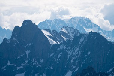 Mont Blanc Alpler en yüksek Dağı ve Avrupa'nın en yüksek binasıdır. Aiguille Verte ve karlı ridge dağcılar ile Panoraması. Güzel Avrupa Alpleri Panoraması güneşli gün.